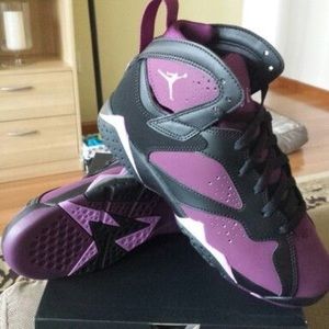 Woman’s Jordan 7 retro GS Mulberry